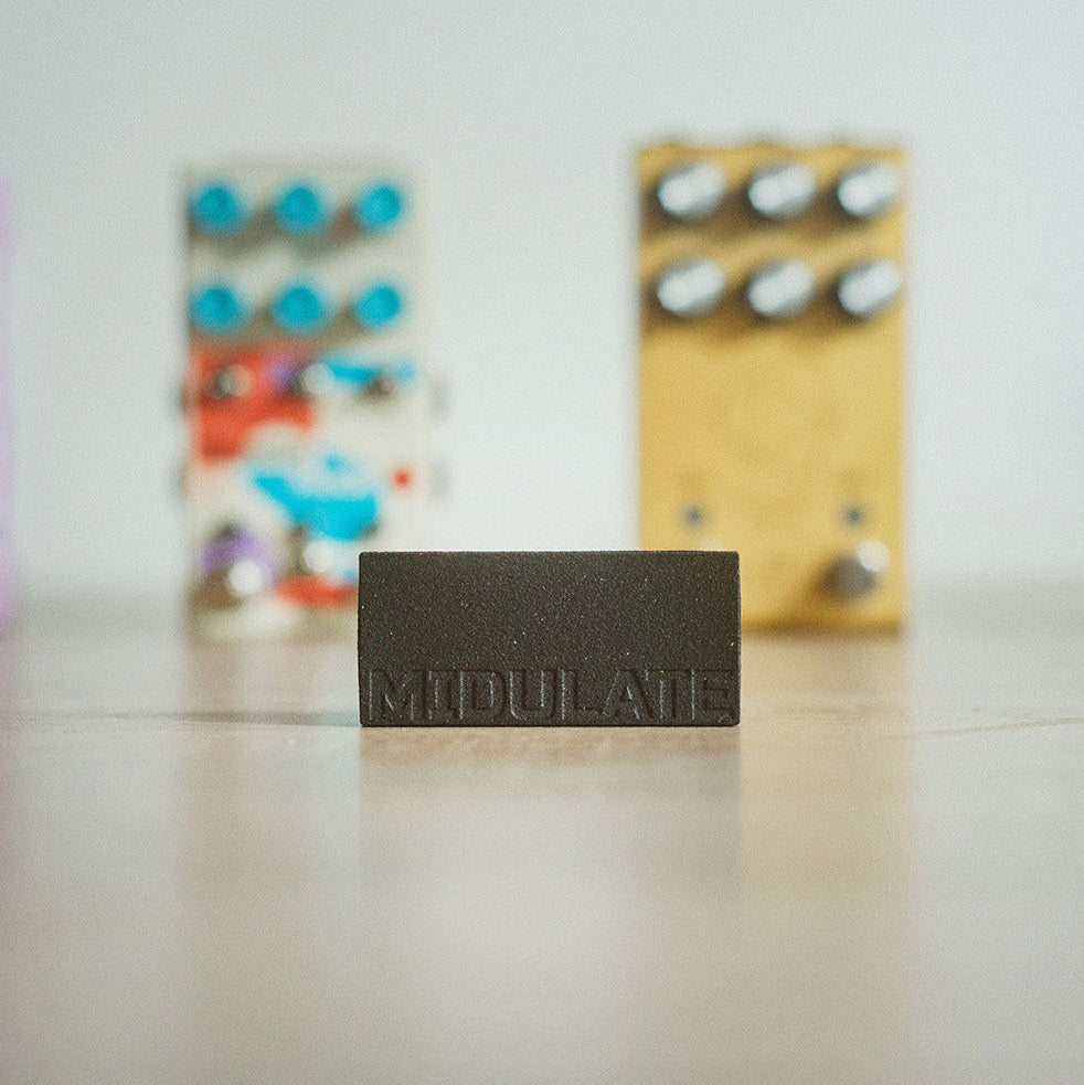 Midulate device with 2 pedals in the background